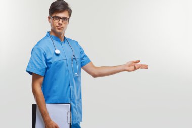 Beyaz arka plan kopya alanı gösterilen doktor.