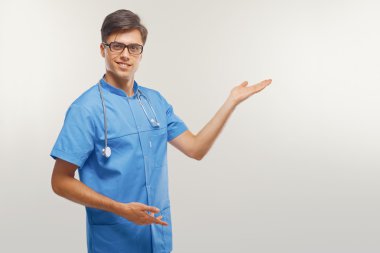 Beyaz arka plan kopya alanı gösterilen doktor.