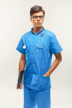 Doktor onun boyun karşı gri arka plan etrafında stetoskop ile