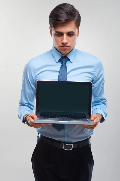 Geschäftsmann mit Laptop vor weißem Hintergrund — Stockfoto