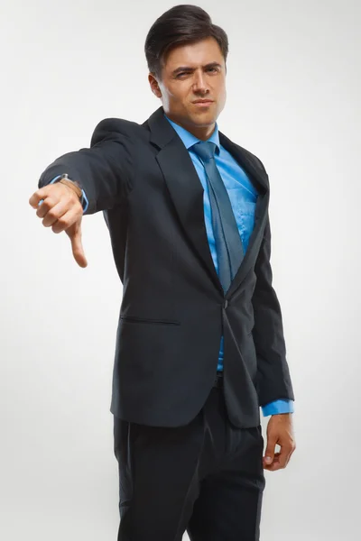 Üzletember hüvelykujját lefelé jel mutatja a fehér háttér — Stock Fotó
