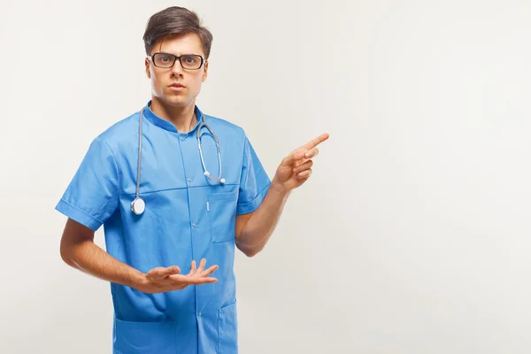 Doctor mostrando un espacio de copia sobre fondo blanco . —  Fotos de Stock