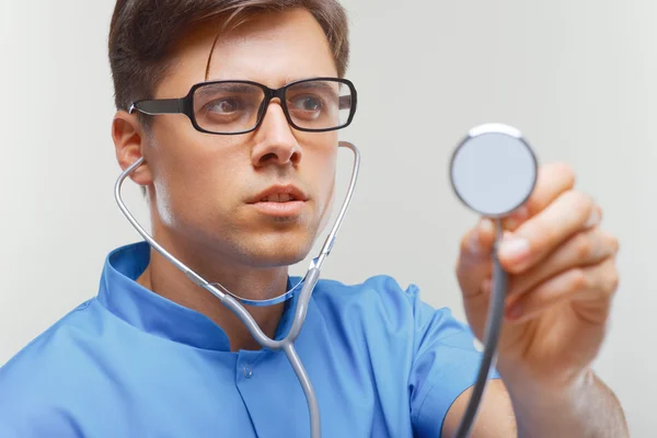 Lekarz ze stetoskopem w rękach — Zdjęcie stockowe