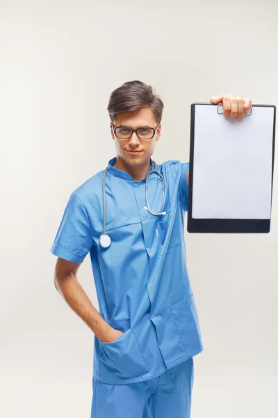 Doktor zobrazeno schránka nad bílým pozadím — Stock fotografie