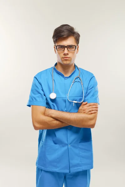 Doctor con estetoscopio alrededor de su cuello contra fondo gris —  Fotos de Stock