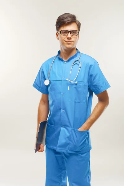 Doutor com estetoscópio em torno de seu pescoço contra fundo cinza — Fotografia de Stock