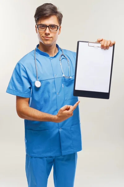 Arzt zeigt Klemmbrett auf weißem Hintergrund — Stockfoto