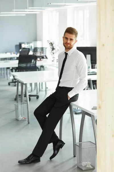 Портрет молодого бізнесмена стоїть у своєму офісі — стокове фото