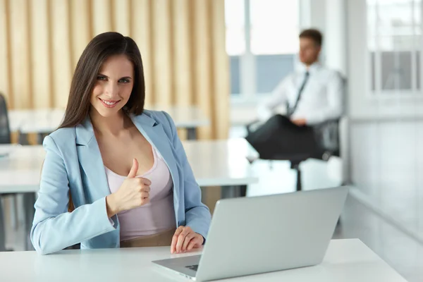 Business Woman visar tummen upp gest. Affärsmän — Stockfoto