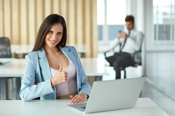 Mujer de negocios mostrando pulgares hacia arriba Gesto. Gente de negocios —  Fotos de Stock