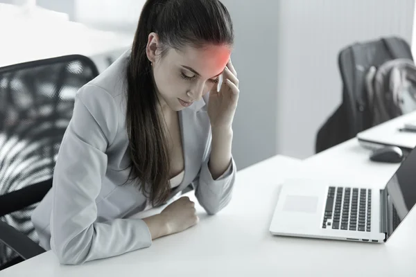 Mal di testa e stress sul lavoro. Ritratto di giovane donna d'affari a — Foto Stock