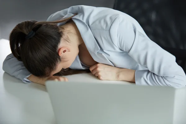 Maux de tête et stress au travail. Portrait de jeune femme d'affaires à — Photo