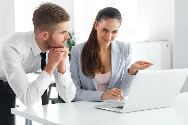 Mensen uit het bedrijfsleven met behulp van laptopcomputer op Ofiice — Stockfoto