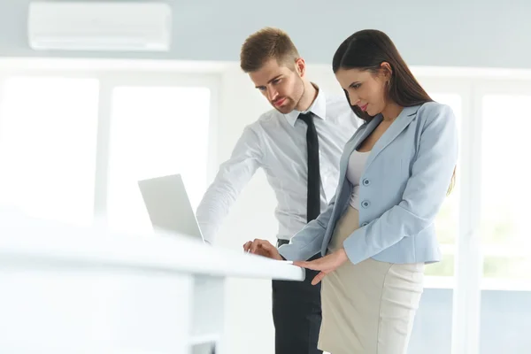 Geschäftsleute nutzen Laptop zu Hause — Stockfoto