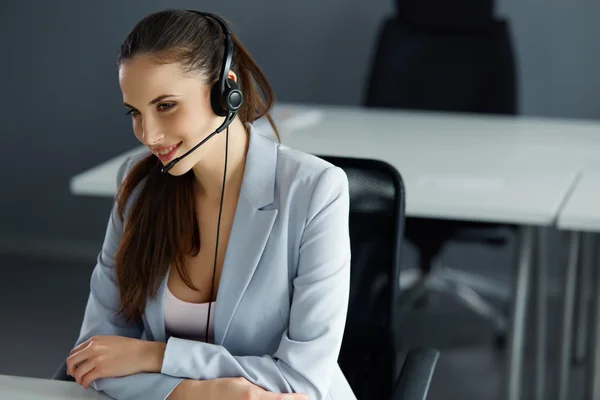 Call Center Operator Sitting Infront of Her Computer — Stock Photo, Image