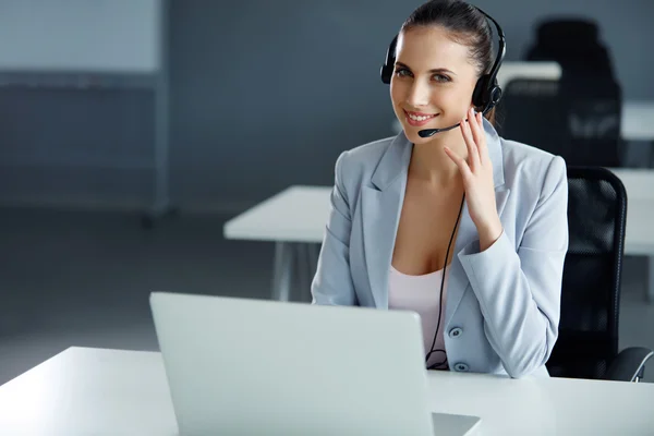 Operadora de Call Center sentada na frente de seu computador — Fotografia de Stock