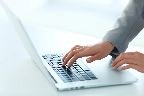 Closeup portret van vrouw hand te typen op het toetsenbord van de computer — Stockfoto