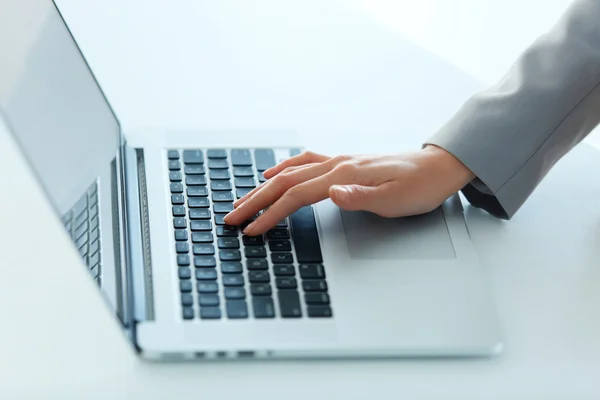 Närbild porträtt av kvinnans hand att skriva på dator tangentbord — Stockfoto