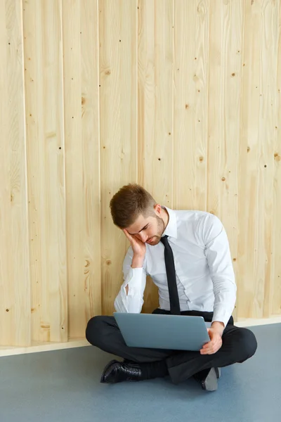 Κατάθλιψη επιχειρηματία που κάθεται στο πάτωμα στο γραφείο του. Σκληρή δουλειά — Φωτογραφία Αρχείου