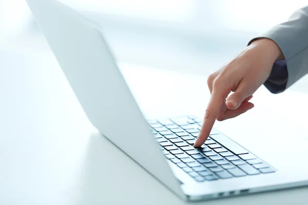 Retrato de primer plano de la mano de la mujer escribiendo en el teclado del ordenador — Foto de Stock