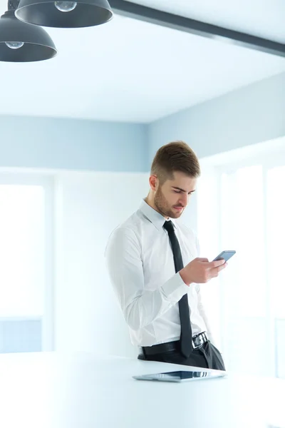 사업가 자신의 휴대 전화의 화면에 뭔가 읽고 — 스톡 사진