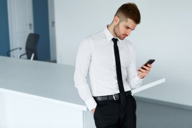 Cep telefonu, ekrandaki bir okuma iş adamı