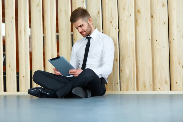 Hombre de negocios sosteniendo un Tablet Computer . — Foto de Stock