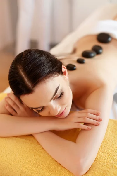 Spa Stone Massage. Young Woman Have Hot Stone Massage Treatments — Stock Photo, Image