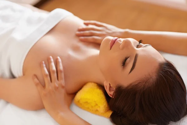 Wellness Massage. Mooie vrouw krijgt spabehandeling in Salon. — Stockfoto