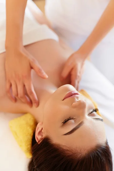 Masaje Spa. Mujer hermosa recibe tratamiento de spa en el salón . — Foto de Stock