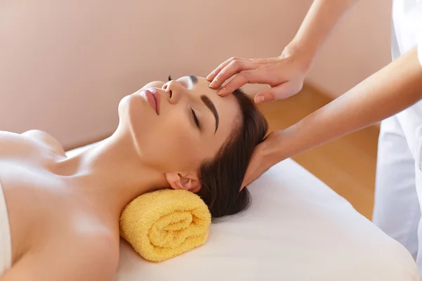 Mujer Spa. Hermosa mujer joven recibiendo un tratamiento facial en Bea — Foto de Stock