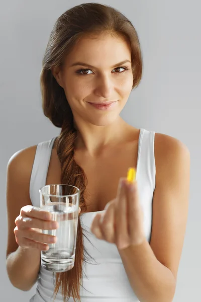 Nutrição. Estilo de vida saudável. Mulher segurando pílula com óleo de peixe O — Fotografia de Stock