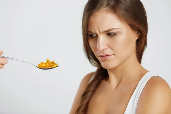 Dieta. Nutrición. Vitaminas. Alimentación Saludable. Mujer con aceite de pescado O — Foto de Stock