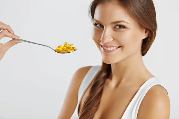 Výživa. Vitamíny. Zdravé stravování. Žena jíst prášky s Fis — Stock fotografie