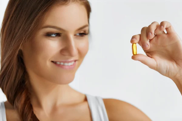 Vitaminas. Alimentação Saudável. Menina feliz com Omega-3 Fish Oil Caps — Fotografia de Stock