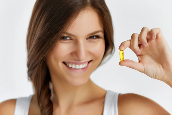 Nutrition. Healthy Lifestyle. Woman Holding Pill With Fish Oil O — 图库照片