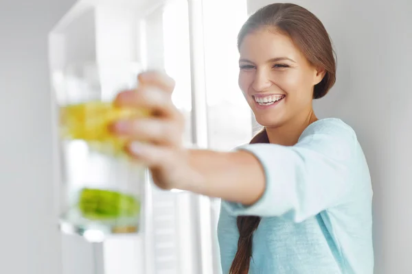 Concepto de estilo de vida saludable, dieta y acondicionamiento físico. Mujer bebiendo Wate —  Fotos de Stock