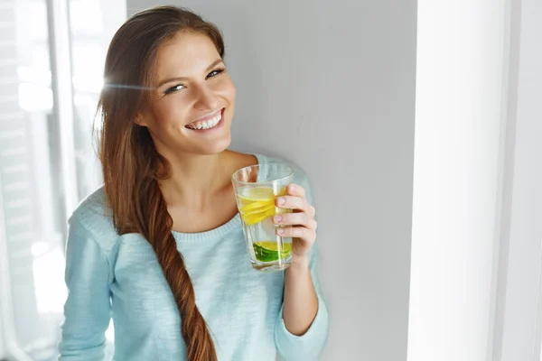 Healthy Lifestyle And Food. Woman Drinking Fruit Water. Detox. H — Stock Photo, Image