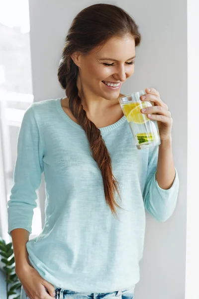 Comida saludable. Mujer bebiendo agua de desintoxicación de limón. Alimentación saludable . — Foto de Stock