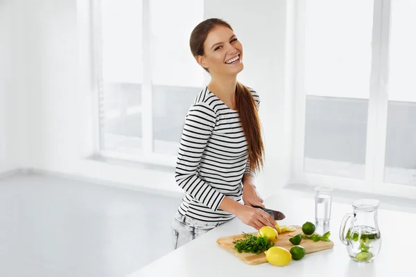 Здоровый образ жизни, питание. Женщина с лимонами и лаймами. Витамин — стоковое фото