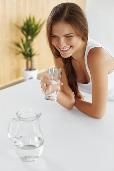 Выпьем. Счастливая девушка пьет воду. Здравоохранение. Здоровый образ жизни — стоковое фото