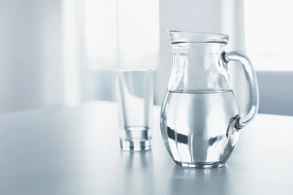 Agua. Bebidas. Vaso y jarra con agua. Equilibrio, Hidratación —  Fotos de Stock