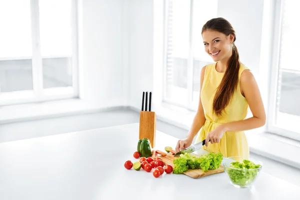 Cibo sano. Donna che taglia verdure. Insalata, preparazione del cibo. Mangiare, Dieta . — Foto Stock