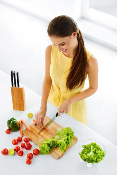 Nourriture saine. Femme coupant des légumes. Salade, préparation des aliments. Manger, Régime alimentaire . — Photo