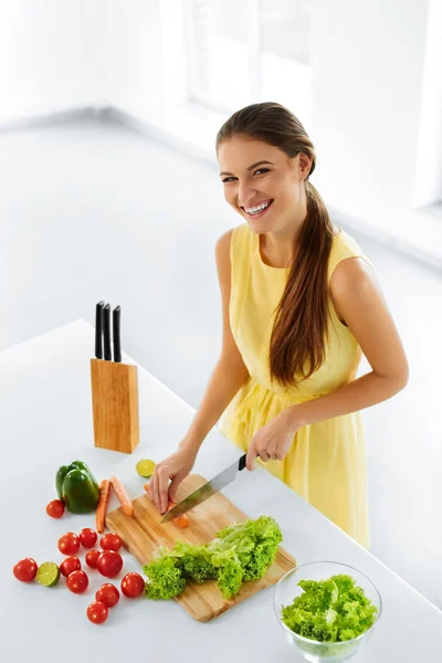 Sundt at spise. Kvinde Madlavning Vegetabilsk Salat. Kost, livsstil. Tilberedning af fødevarer . - Stock-foto