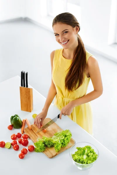 Une saine alimentation. Femme cuisine salade de légumes. Régime, mode de vie. Préparation des aliments . — Photo