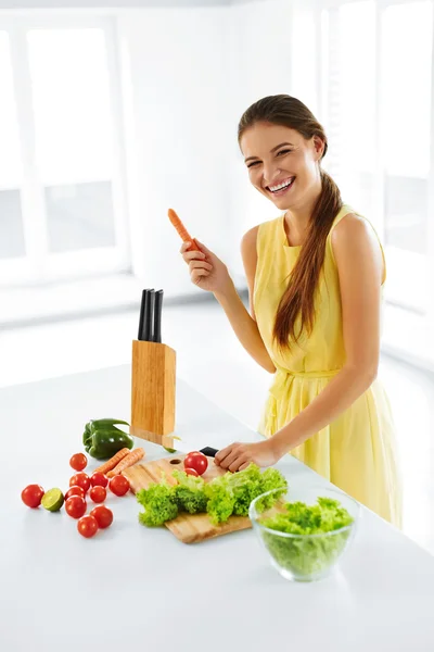 Здоровий спосіб життя та дієта. Жінка готує салат. Здорове харчування, їжа . — стокове фото