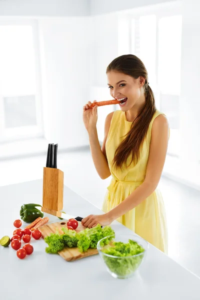 Stile di vita sano e dieta. Donna che prepara l'insalata. Cibo sano, Mangiare . — Foto Stock