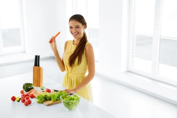 Estilo de vida saludable y dieta. Mujer preparando ensalada. Comida Saludable, Comer . — Foto de Stock