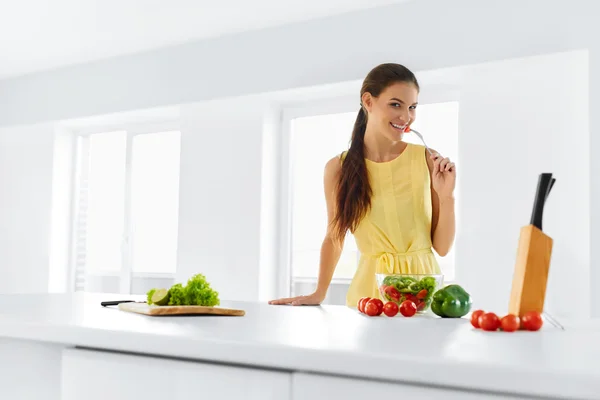 Estilo de vida saudável. Mulher a comer comida vegetariana. Dieta, Conceito de Dieta . — Fotografia de Stock